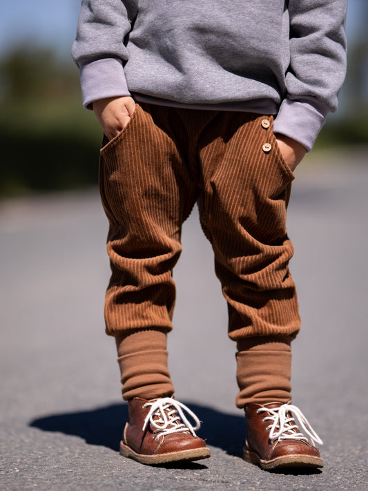 Kind trägt eine Knickerbocker aus Cord