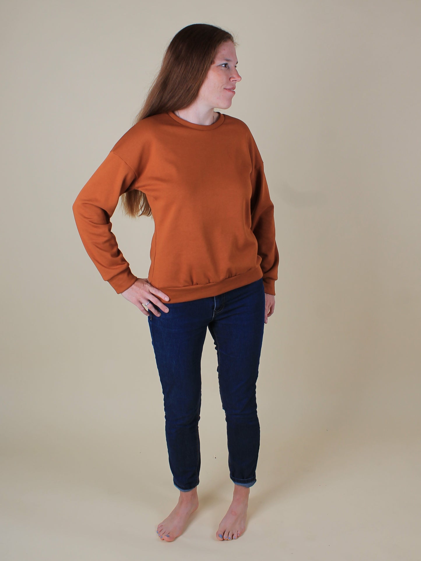 Frau trägt oversized Pullover