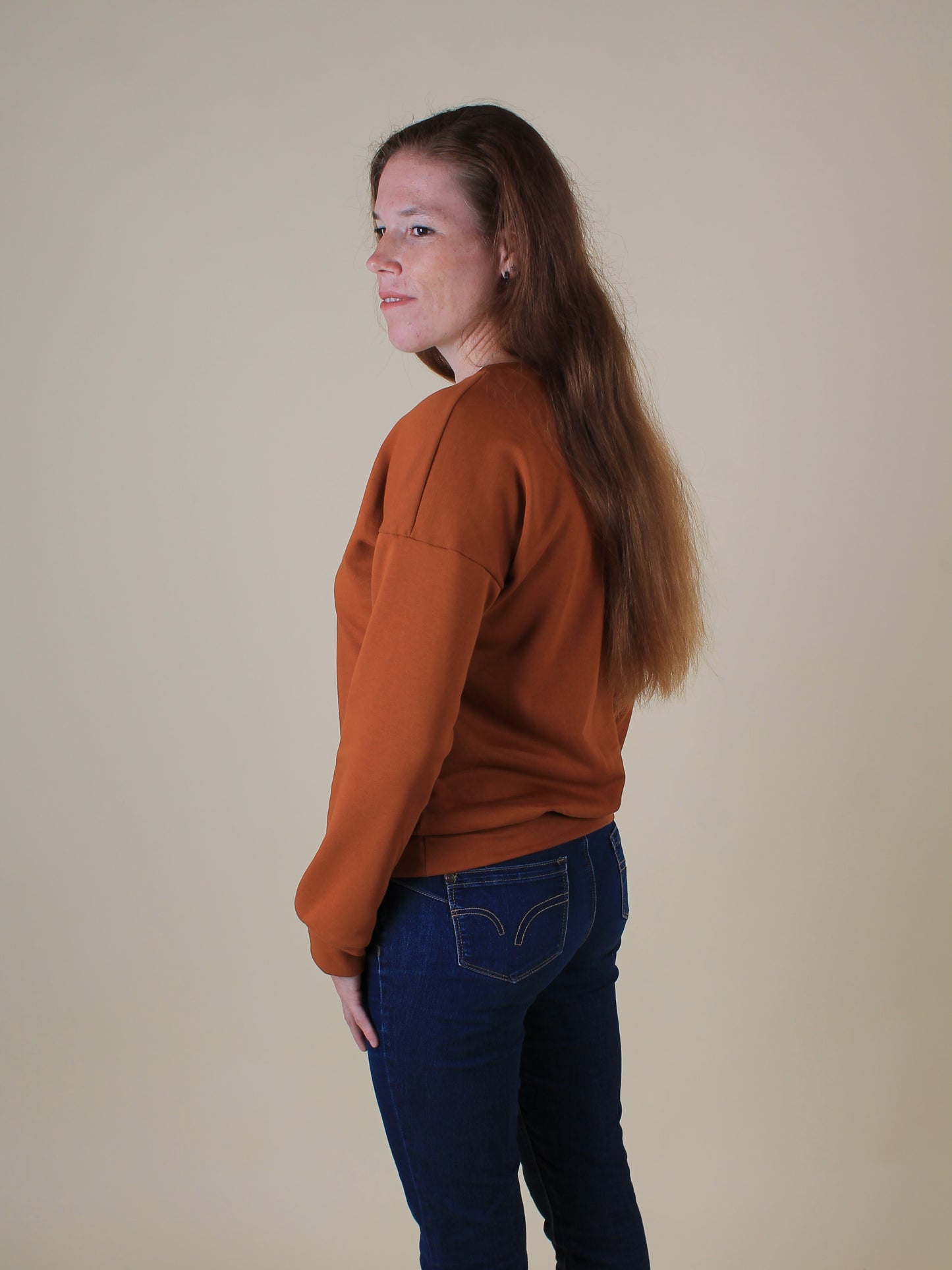 Eine Frau präsentiert einen Damenpullover