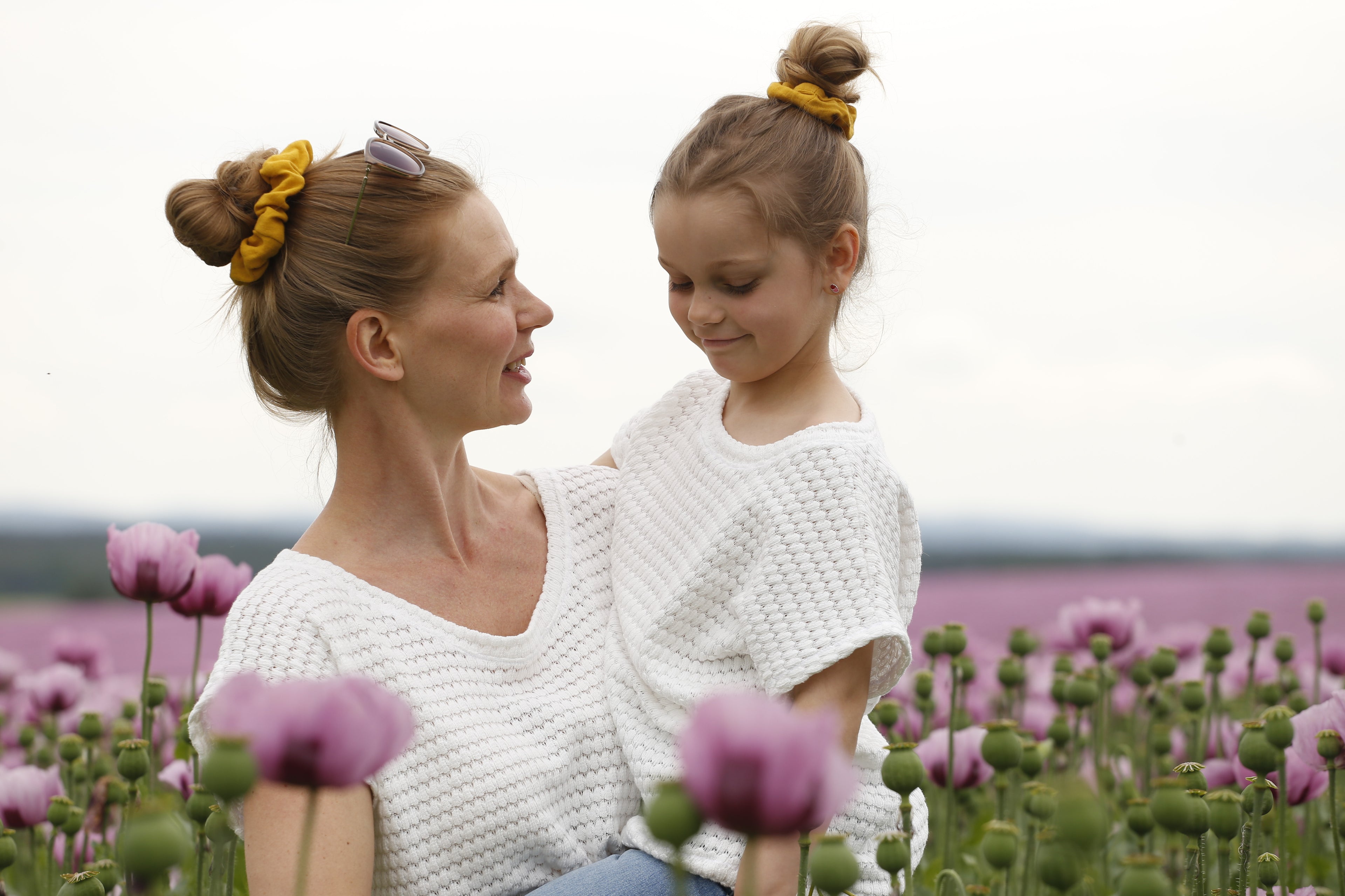 Mini und me - Mutter und Tochter tragen ein Shirt im Partnerlook