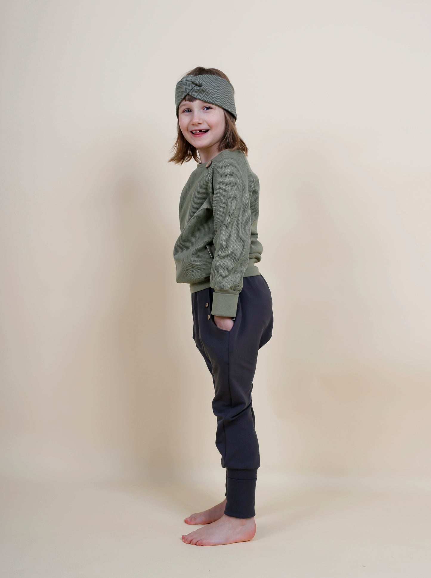 fröhliches Kind hat ein stimmiges Outfit an