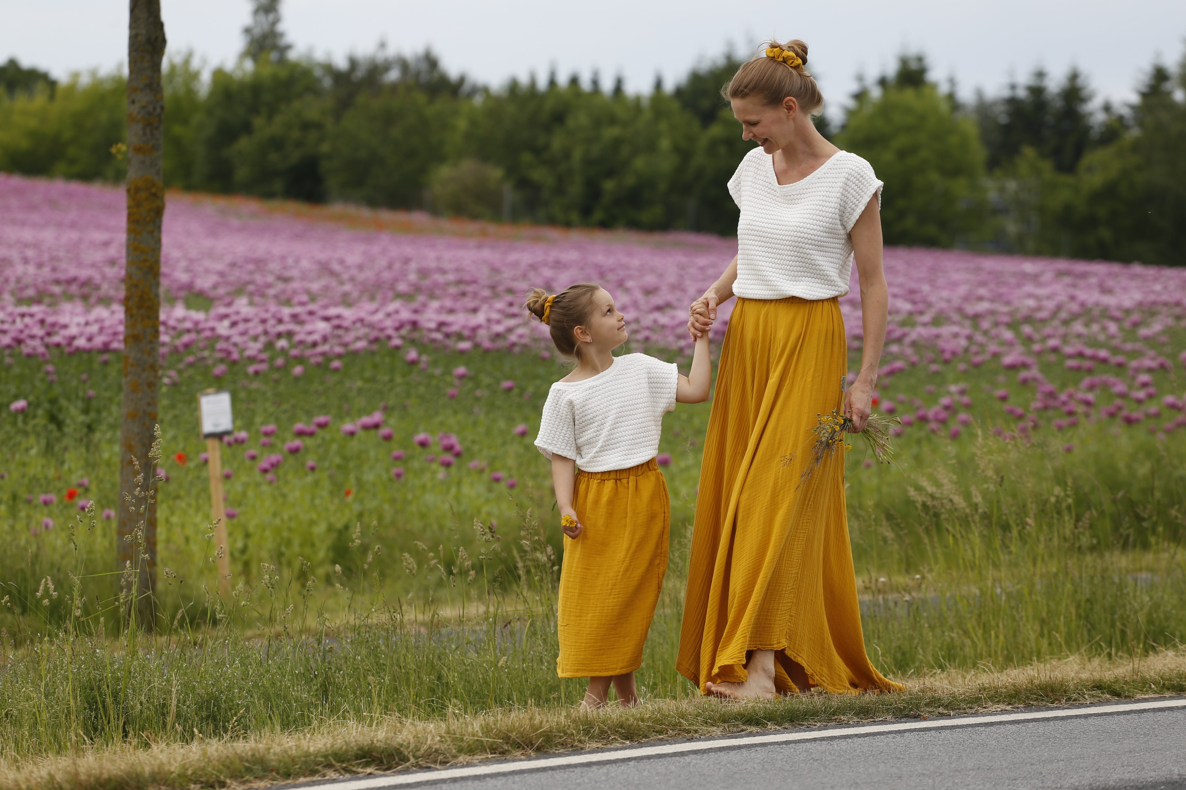 Partnerlooks von tibelinchen - Mutter und Tochter tragen den gleichen gelben Maxirock und ein weißes Strickoberteil