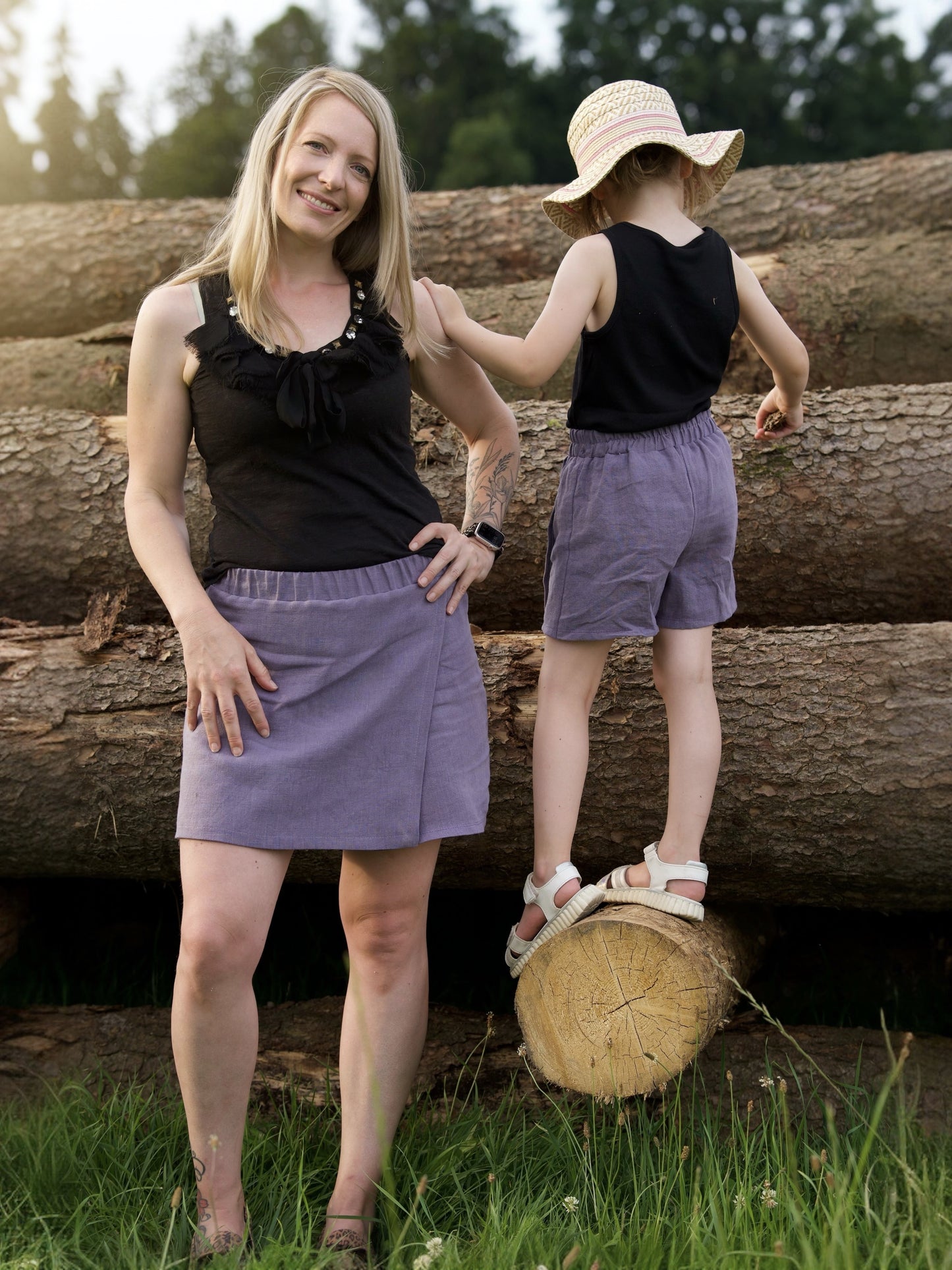 Frau präsentiert eine Shorts die aussieht wie ein Rock