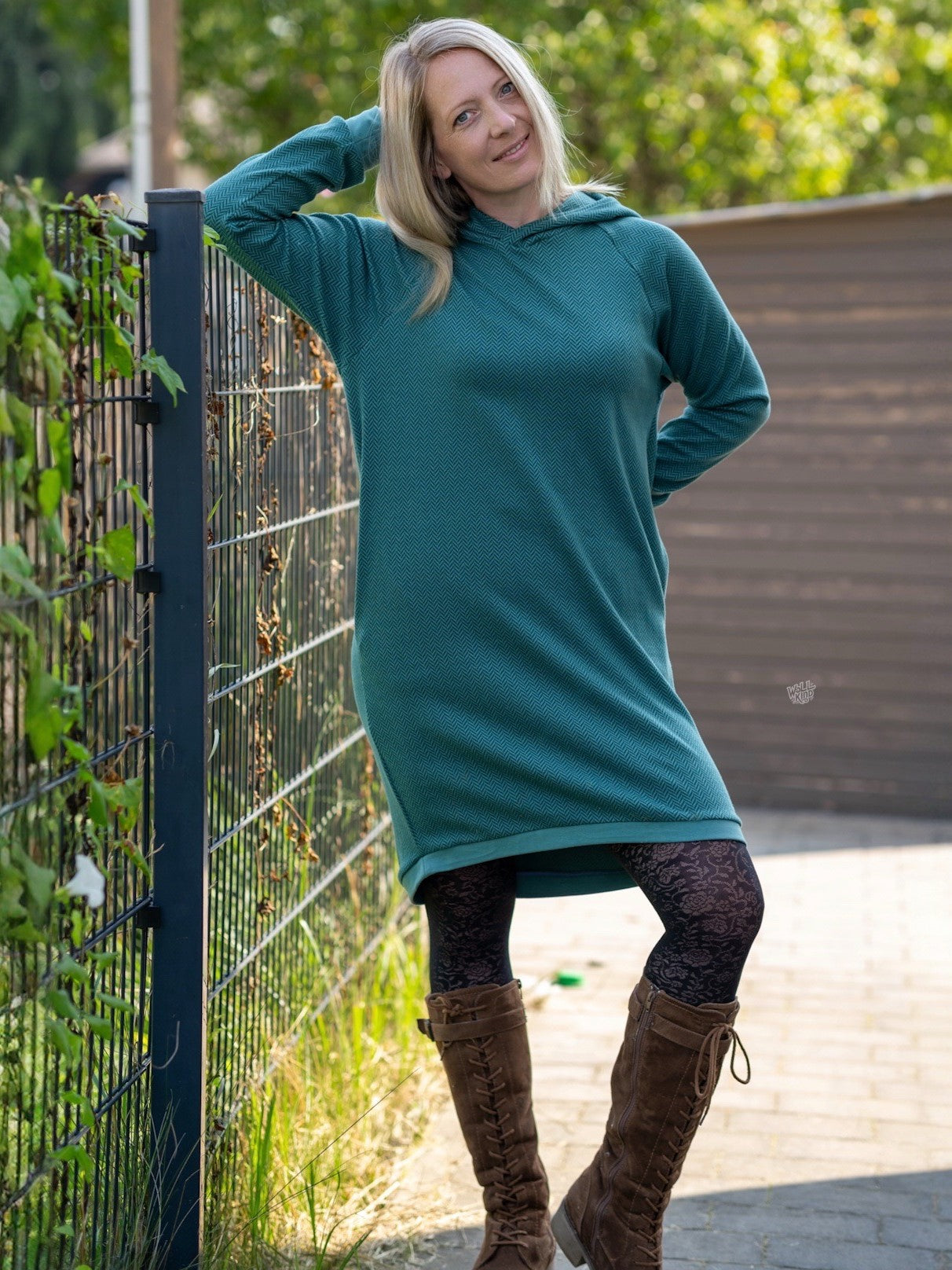 bequemes Sweat Kleid mit Taschen und Kapuze