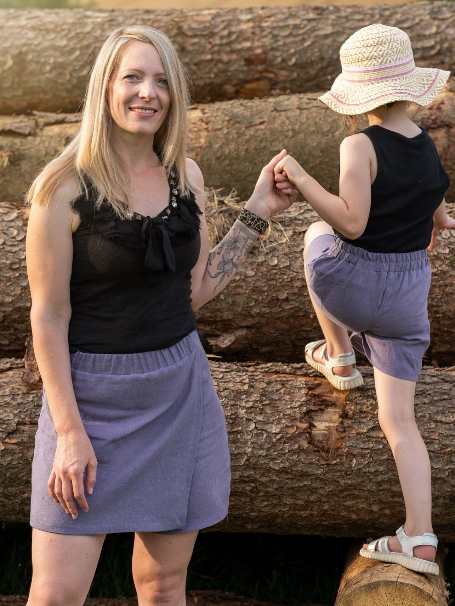 Mutter und Tochter im Leinenoutfit und Partnerlook