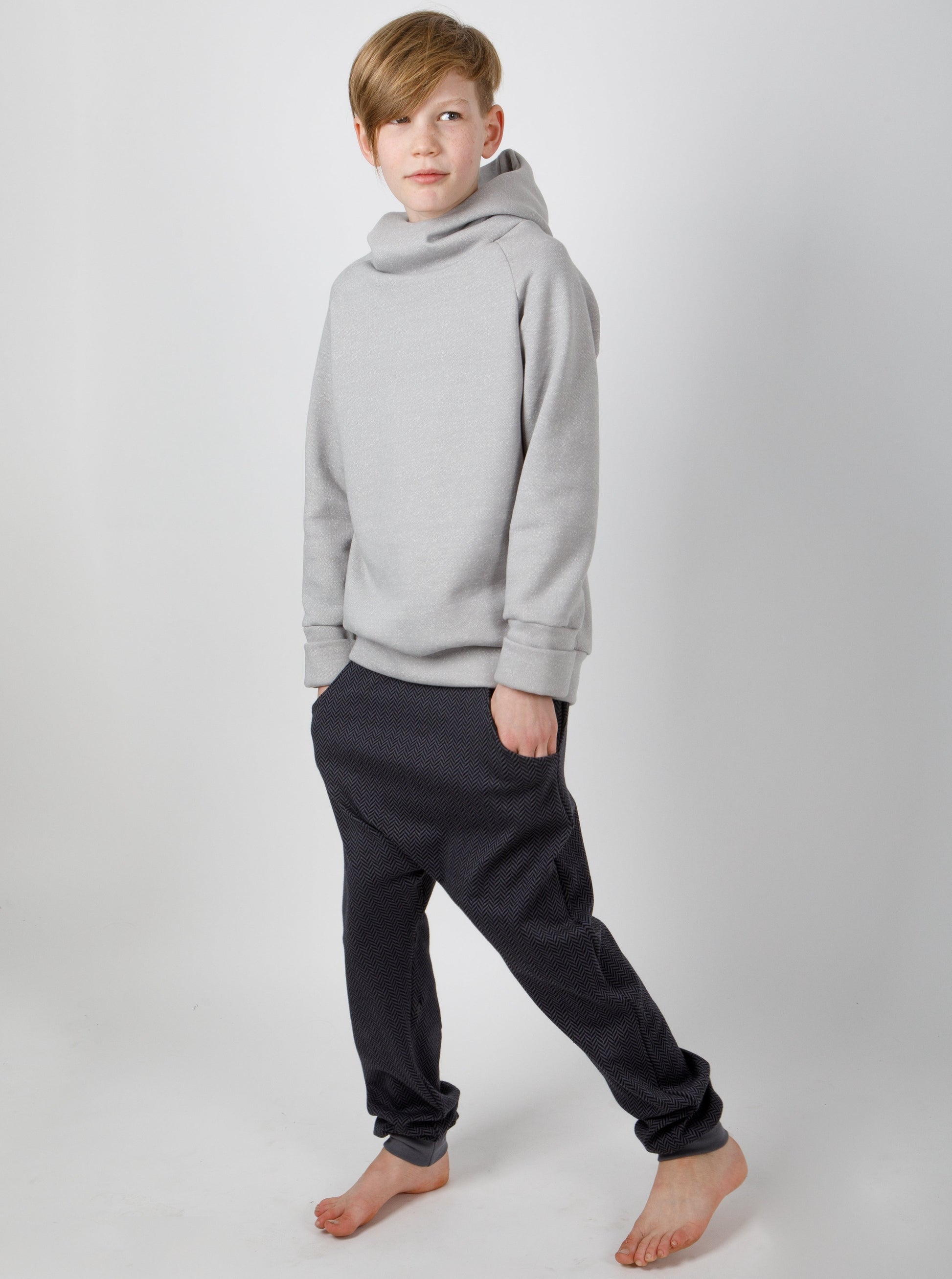 Kind trägt qualitätsvolles handgemachtes Outfit