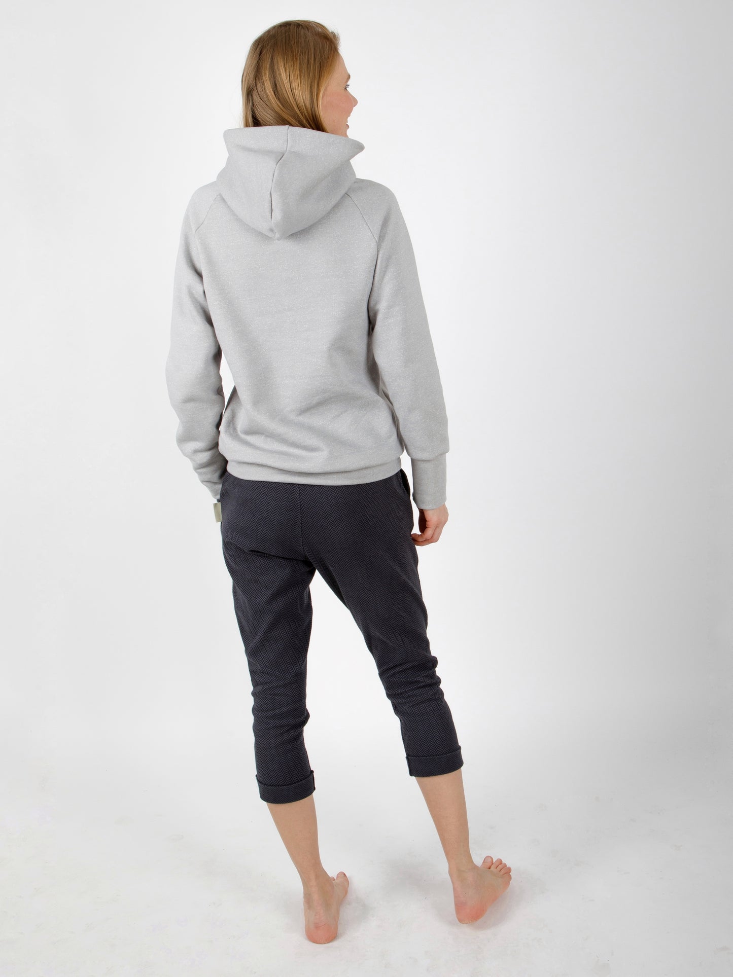 Frau trägt handgemachtes Outfit aus Naturfasern im zeitlosen und neutralen Design in schlichten Farben