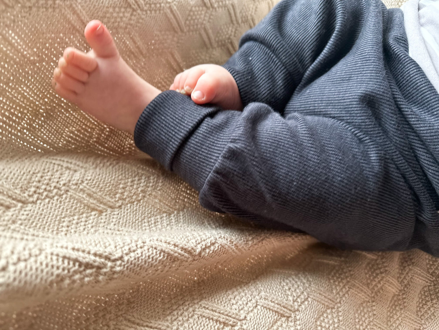 Mitwachsbündchen an einer Hose für Babys