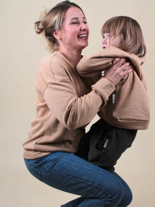 Mutter und Kind tragen den gleichen Pullover aus Biobaumwolle