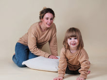 Laden Sie das Bild in den Galerie-Viewer, Mutter spielt mit ihrem Kind und tragen einen Pullover im Partnerlook