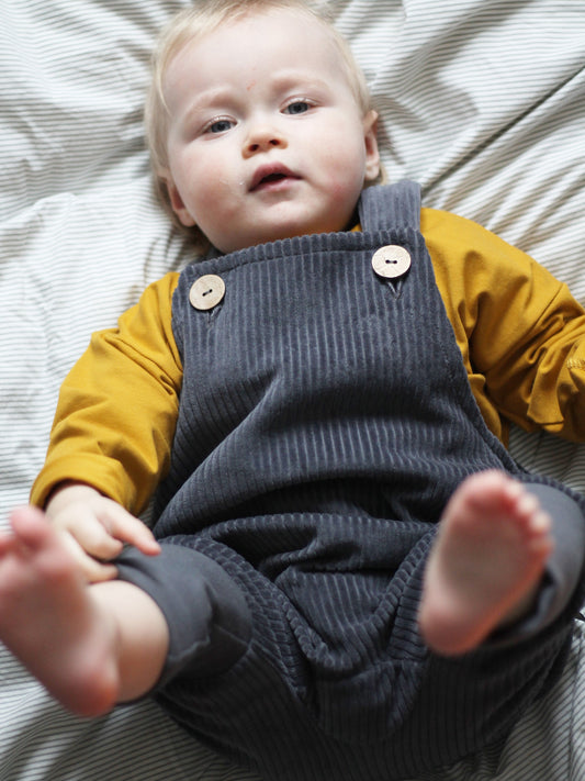 Latzhose für Babys aus Cordnicky
