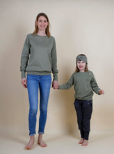 Laden Sie das Bild in den Galerie-Viewer, Mutter und Tochter halten sich an der Hand und tragen den gleichen Pullover