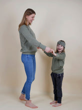 Laden Sie das Bild in den Galerie-Viewer, Mutter und Tochter trägen den selben grünen Pullover  aus Biobaumwolle