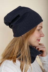 Eine Frau trägt eine graue Mütze aus Biobaumwolle