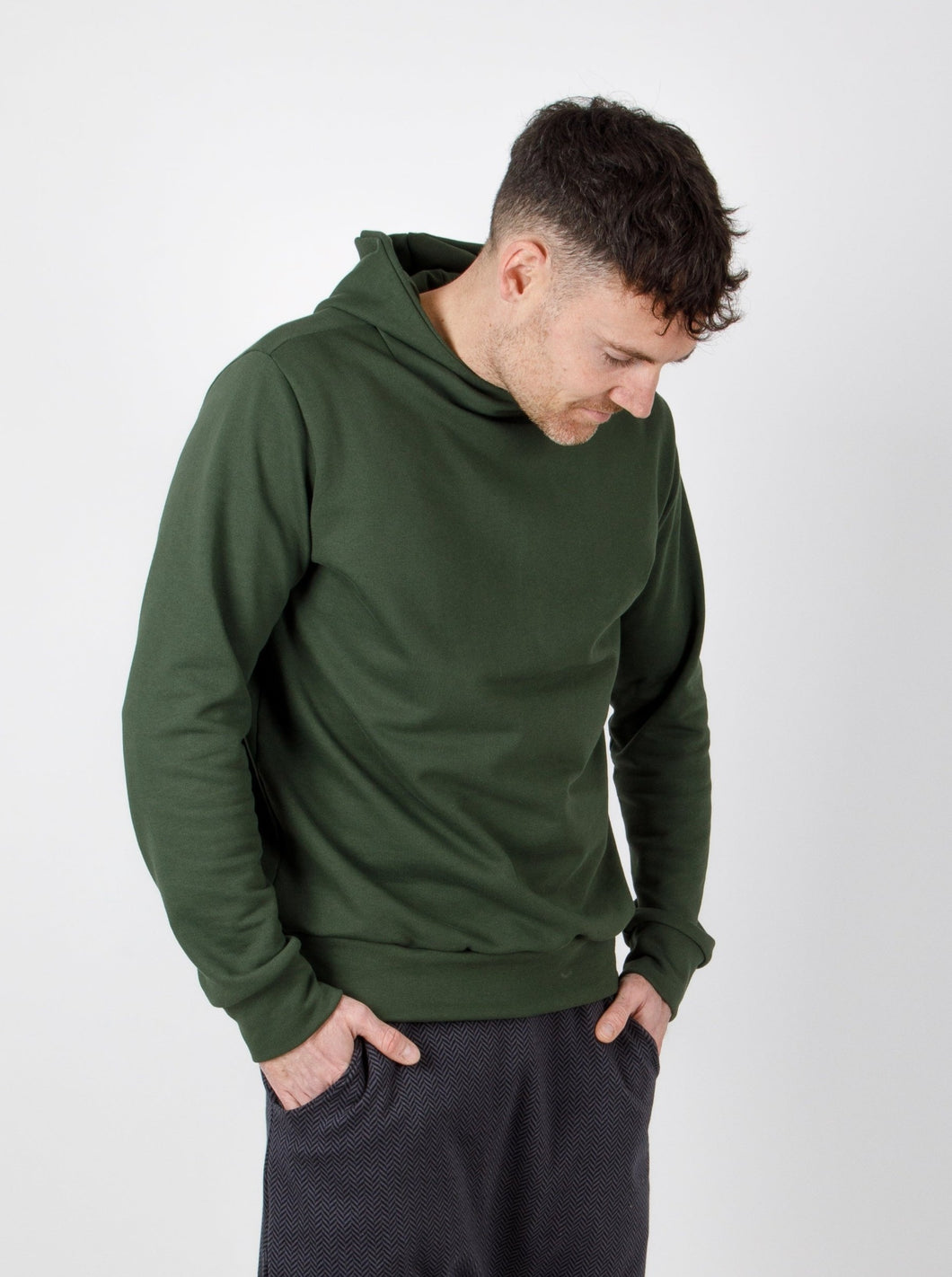 Mann trägt Hoodie für Herren aus Biobaumwolle