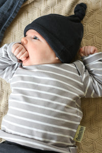 Baby trägt neutrale handgemachte Kleidung
