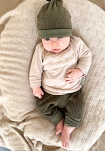 Baby trägt handgemachte Kleidung aus Biostoffen