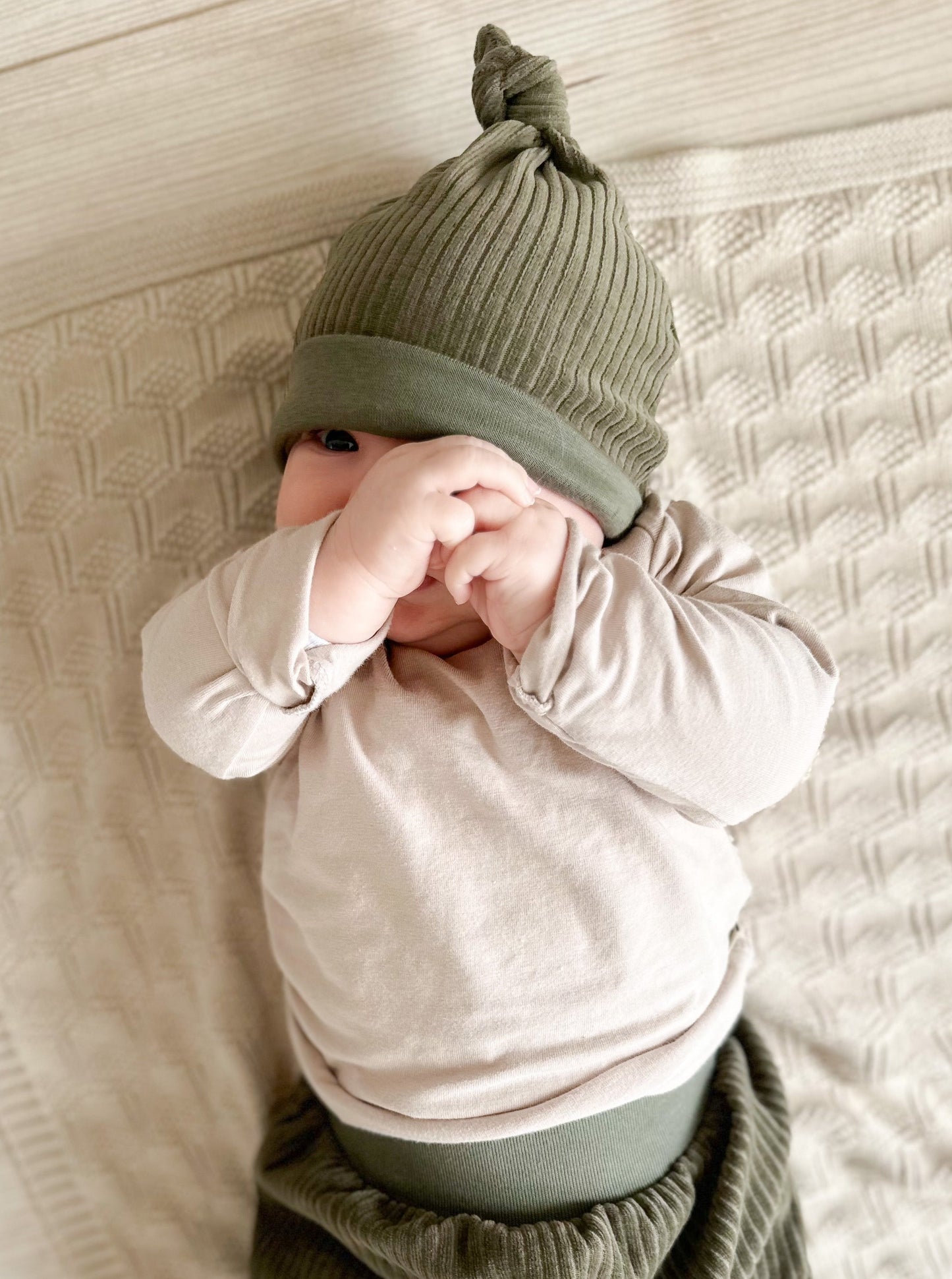 Baby hat neutrales selbstgenähtes Newbornset an