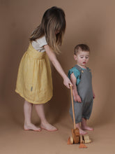 Laden Sie das Bild in den Galerie-Viewer, Mädchen in gelben Kleid spielt mit einem kleinen Jungen