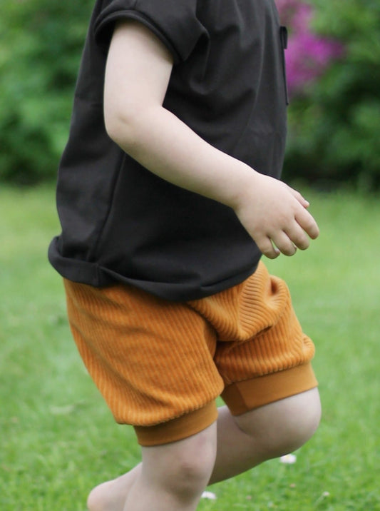 spielendes Kind trägt sommerliches Outfit