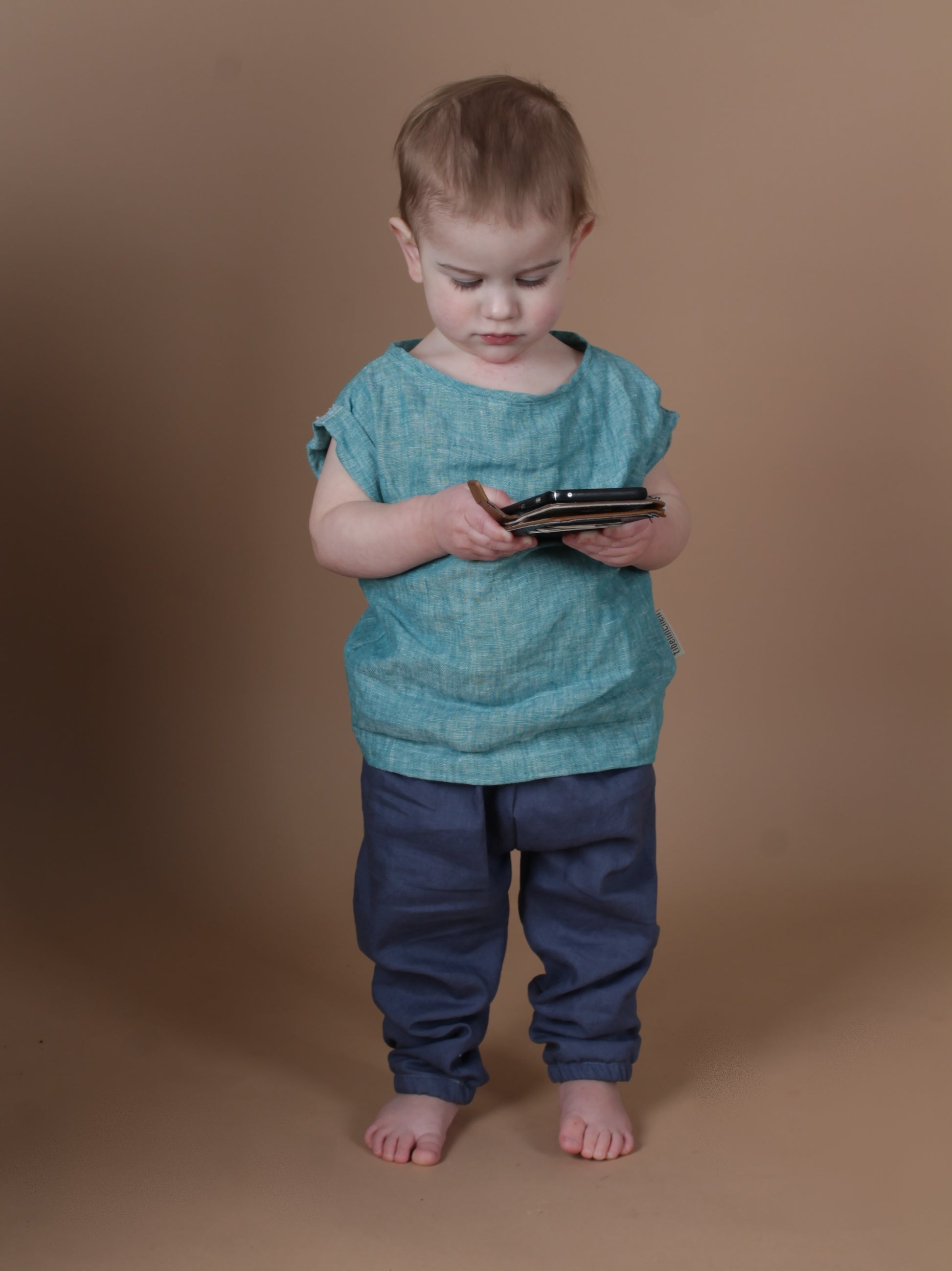 Kleinkind trägt blaues Leinenshirt und blaue Leinenhose