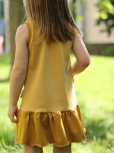 Laden Sie das Bild in den Galerie-Viewer, Mädchen trägt ein gelbes Kleidchen mit Volants