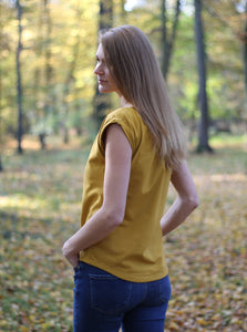 Frau trägt senfgelbes T-Shirt aus Biobaaumwolle
