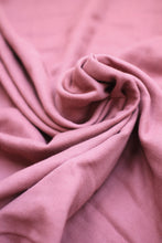 Laden Sie das Bild in den Galerie-Viewer, Extra großes Musselintuch aus Biobaumwolle in der Farbe rosa für Damen