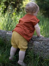 Laden Sie das Bild in den Galerie-Viewer, Ein Kleinkind spielt im Wald und trägt eine Shorts und ein Shirts aus Biobaumwolle