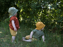 Laden Sie das Bild in den Galerie-Viewer, Zwei Kleinkinder sitzen im Gras und tragen neutrale Sommeroutfits
